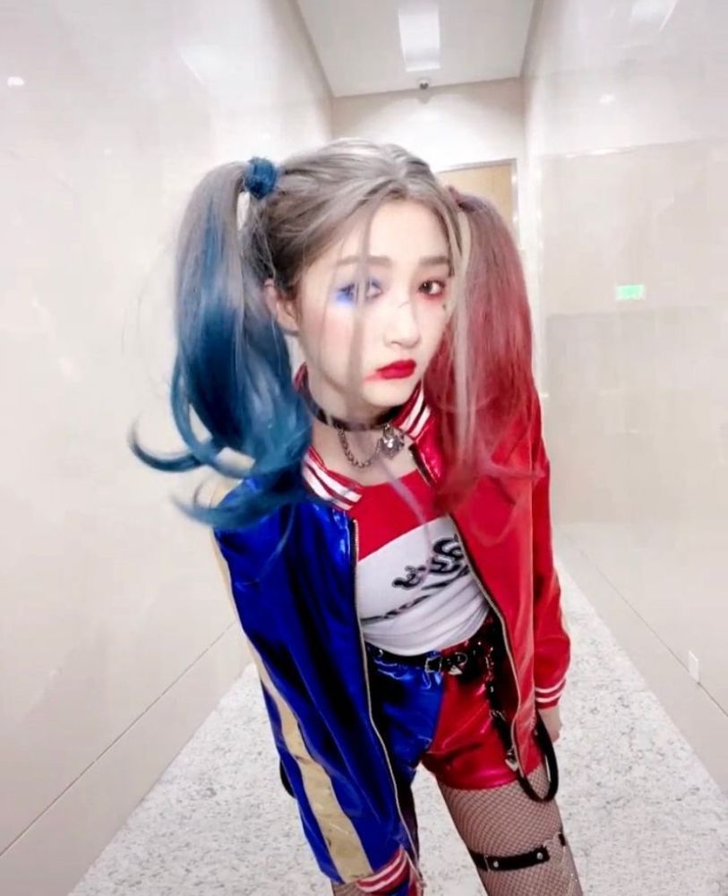关晓彤心血来潮cos小丑女,看到全身照,这身高真实存在