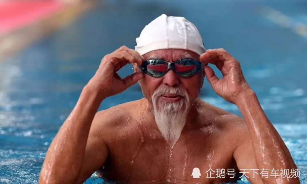 号称"中国最帅老头",耄耋之年还拍照秀恩爱,座驾更不同凡响