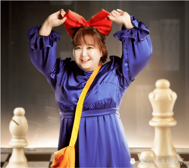 相比于沈腾阴冷,凶猛的形象,贾玲cos的对象是电影《魔女宅急便》中的
