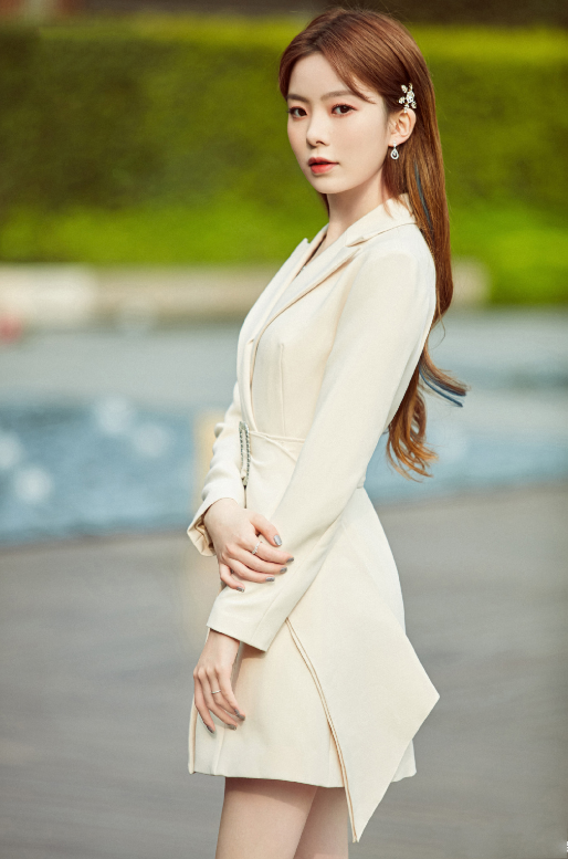 陈卓璇泳池边拍照,忘p水中倒影后看清腿围:女团果然不