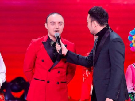 阿尔法近照曝光小尼直呼不敢认健身还能长发际线