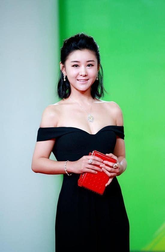 李小萌终于不走"丰满路线,穿豹纹吊带裙超吸睛,像瘦了1个码