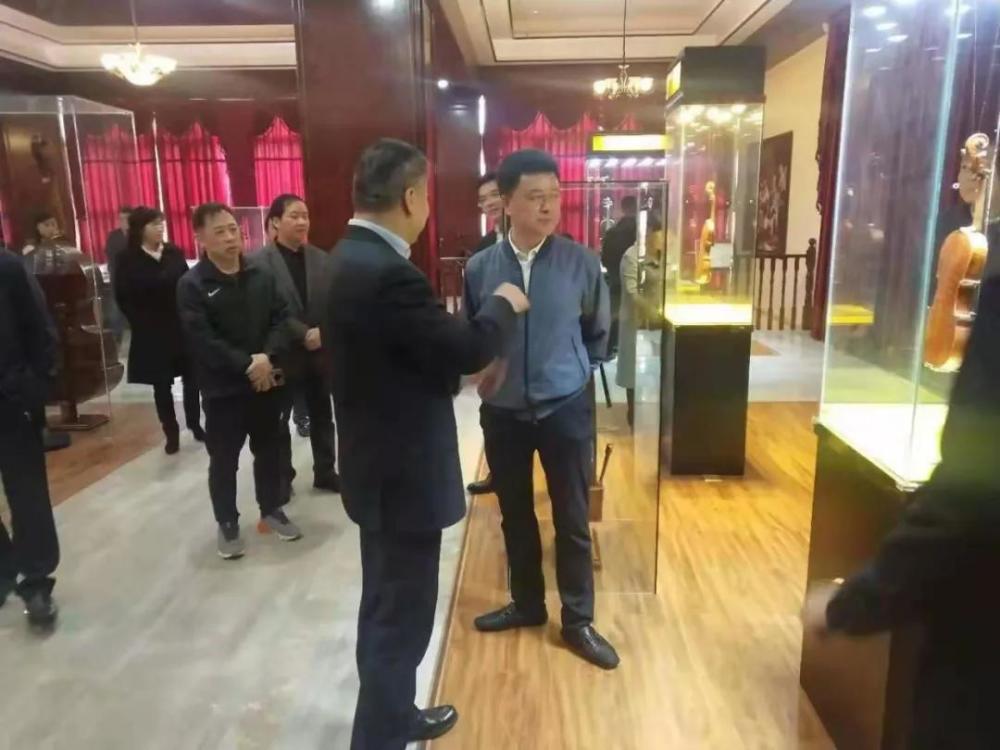 重庆市政府副市长陆克华一行参观万灵提琴博物馆,促进高质量发展