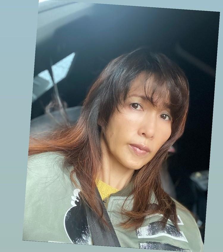 50岁工藤静香晒自拍,素颜脸色蜡黄显憔悴,与木村拓哉姐弟感越发强烈