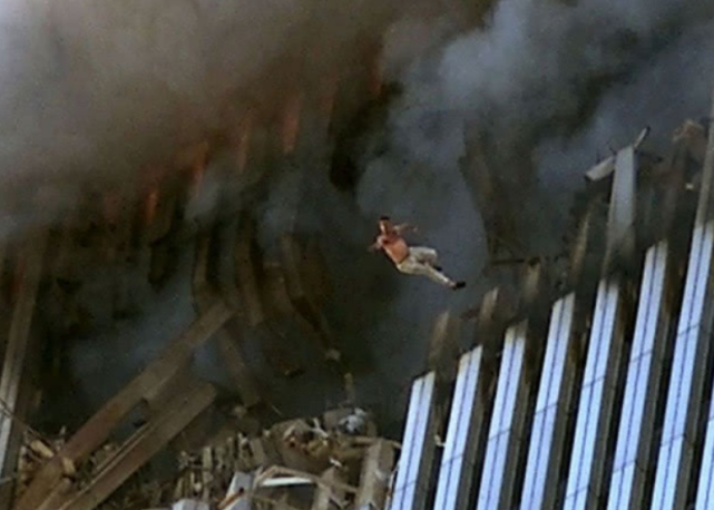 "911事件"最著名的照片,11年前才解禁,坠楼男子做出的