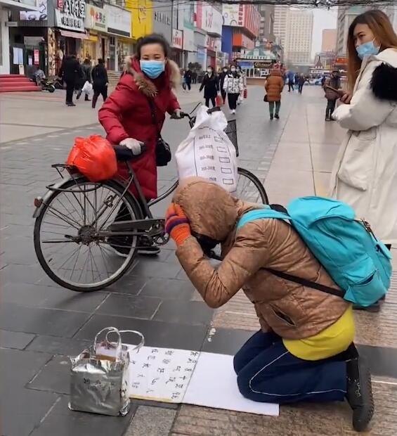 干得漂亮!女子跪街卖惨,一大妈正义呵斥:别影响牡丹江形象