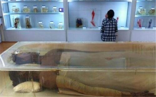 中国第一女巨人,14岁超姚明,一顿吃2斤米,遗体为何至今不火化