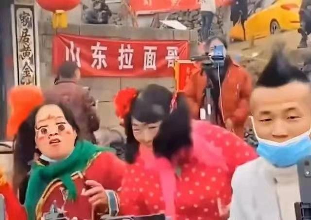 一夜爆红的拉面哥彻夜不散的围观者
