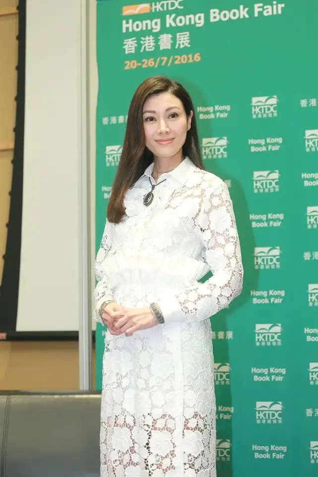 李嘉欣不愧是"最美阔太",裹胸衣配土味花裤子,气质不说还高级