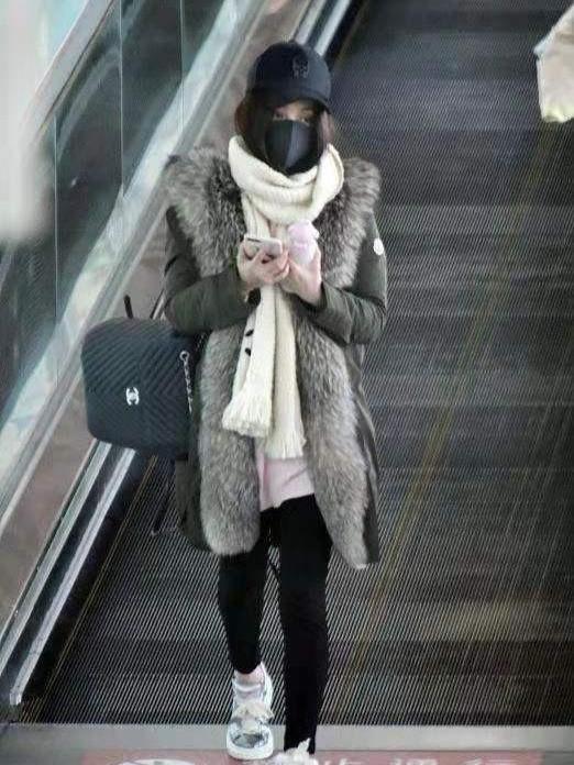 姚笛罕见走机场貂皮大衣配长卫衣略显厚实仿佛还在过冬