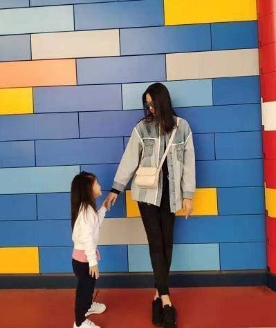 世姐张梓琳二胎孕肚曝光!挺7个月大肚子穿超短裙,越来