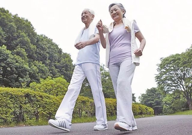 八,倒着走路