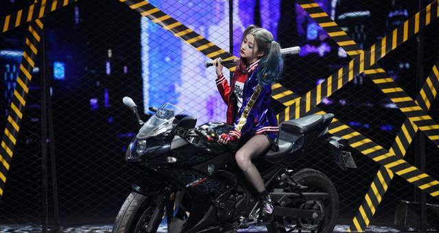 关晓彤cos"小丑女",一改以往风格,又酷又拽的她你爱了