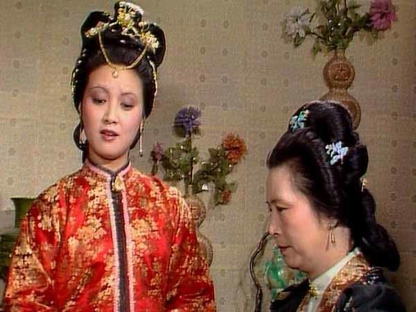 金钏儿轻浮却又刚烈,王夫人是该撵还是该留?王熙凤有解决方案