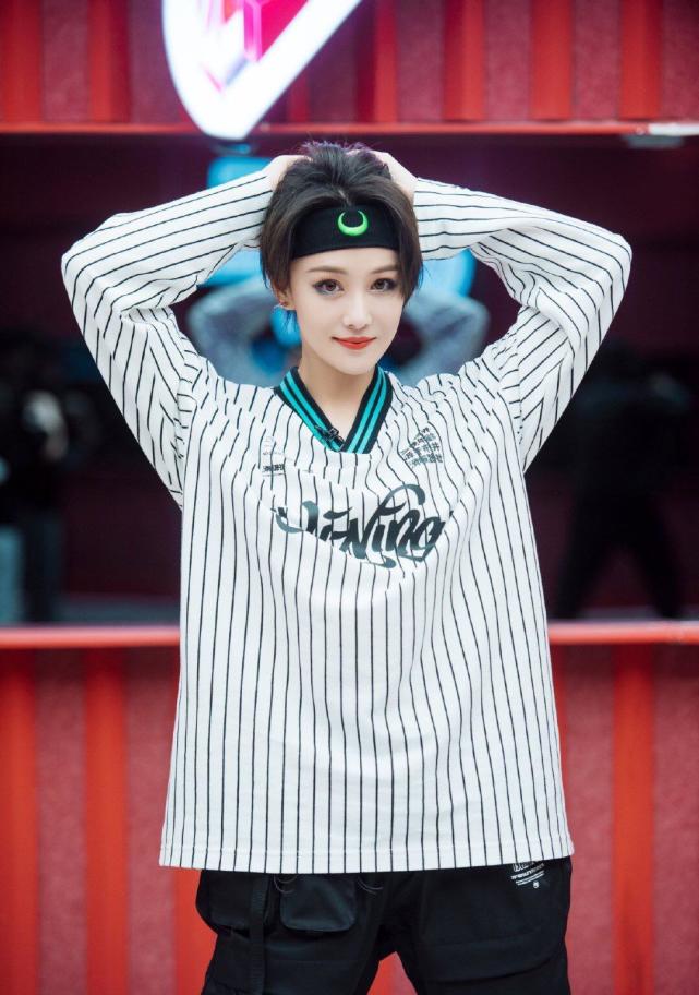 张馨予中性风造型太美了,短发发带干练帅气,精致五官英气十足