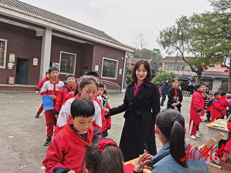 岳麓区含浦街道大坡小学:小树苗招聘会鼓励学生竞聘