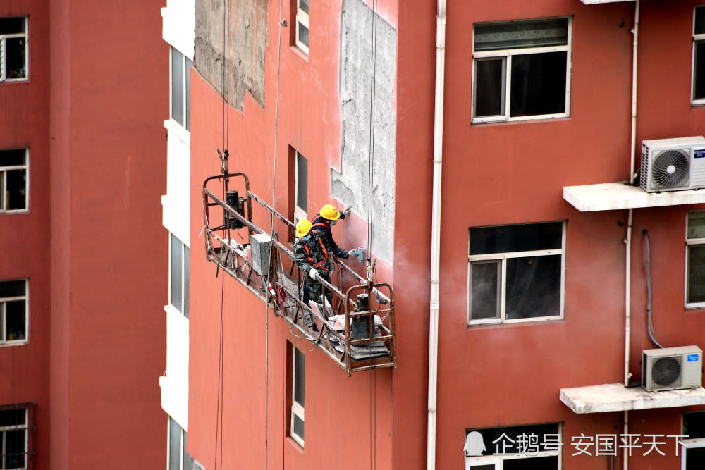 大风吹坏高楼外墙,工人30米高空修复,保安疏散行人