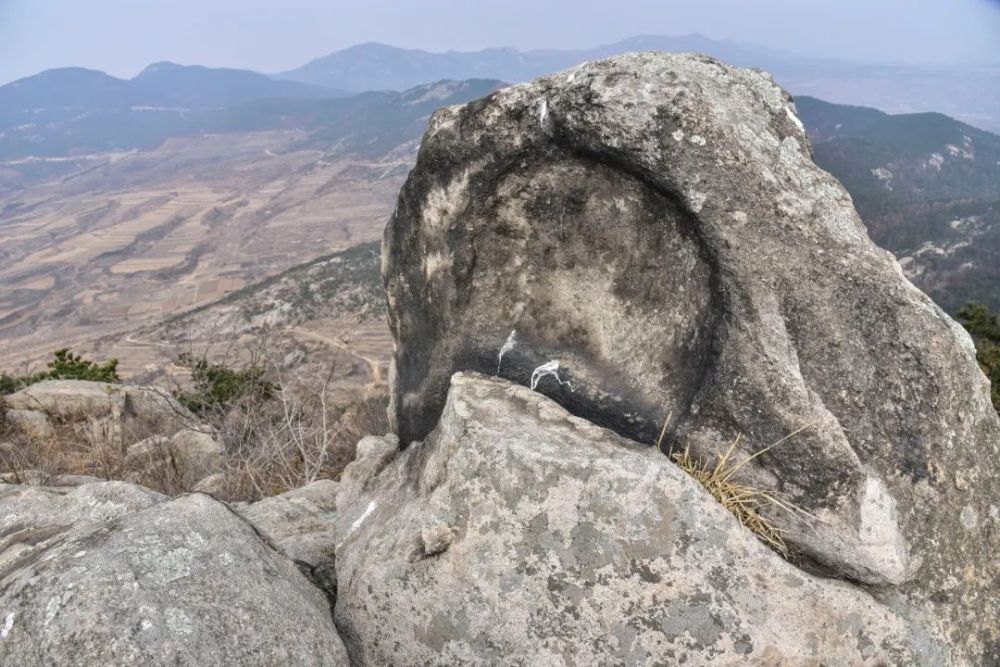 从下马山向南来到另一座山顶,眺望刚才休息地方!