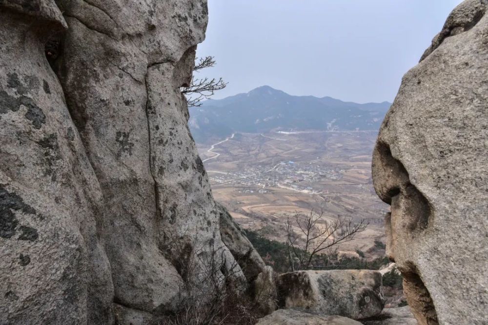 从下马山向南来到另一座山顶,眺望刚才休息地方!