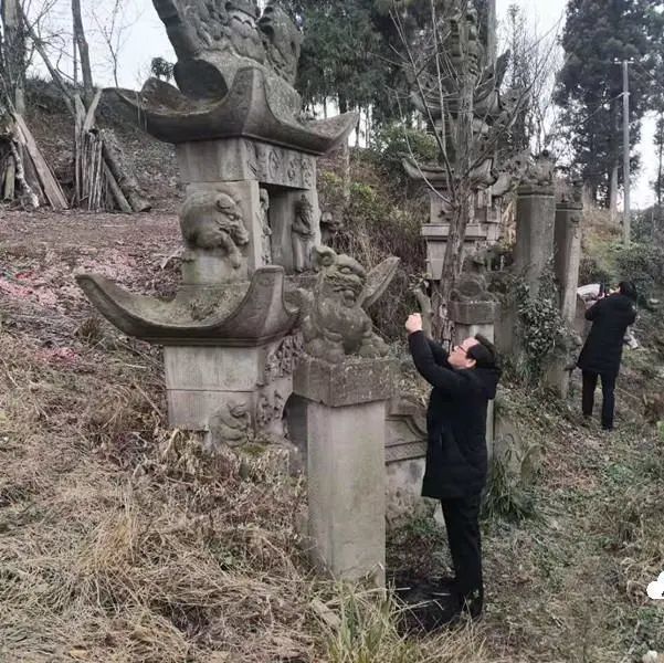 速看速看湖北利川一地发现多个古墓群