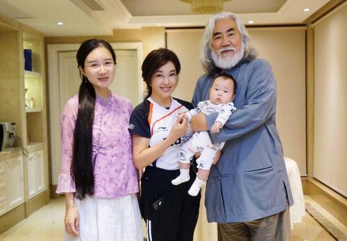他遇见了生命中的第一个女人王玎,王玎长相靓丽,而张纪中当时也有很帅