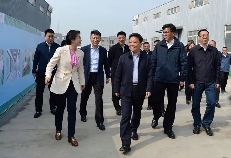 靳磊先后来到九龙镇花厢·九龙山院子,绵竹牧原30万头生猪养殖基地