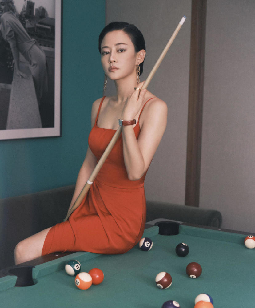 37岁的谭卓太有魅力了!也是"小号尤物",穿黑色吊带连衣裙好美