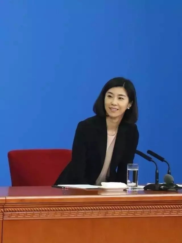 她是外交学院美女校花中国女神级译员蘑菇头美女女王气场