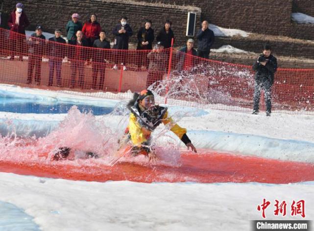 在长春市庙香山滑雪场,众多滑雪爱好者在雪中共度"光猪节". 张瑶 摄