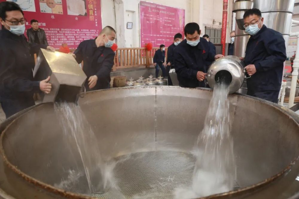 甑锅是蒸粮和蒸酒的主要设备.