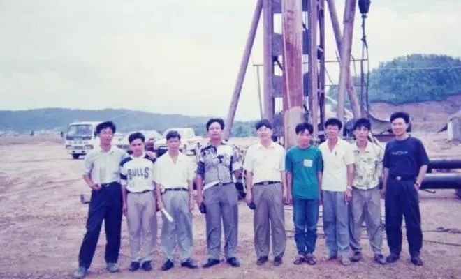 兼行政总裁董清世,就是李贤义的姻亲兄弟,此外,信义能源的股东董清波