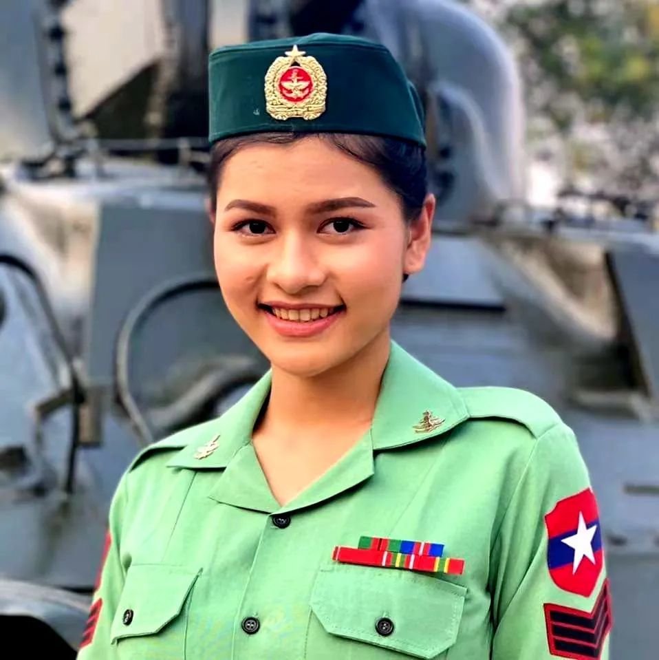 yuparoo将自己的脸书头像更换成其穿着军装的形象,以此表示支持缅甸