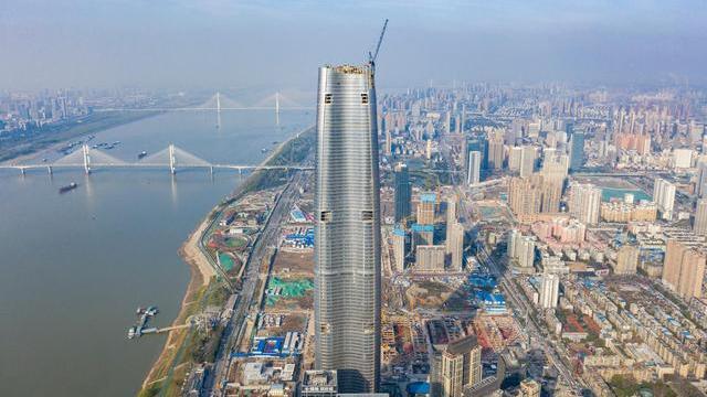 大家可以看看第二张图片,那就是武汉绿地中心的设计效果图,从图中