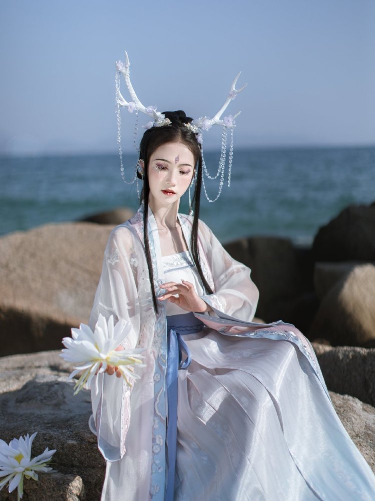 十里不愧是汉服圈的顶流用龙角来搭配汉服梦幻又仙气