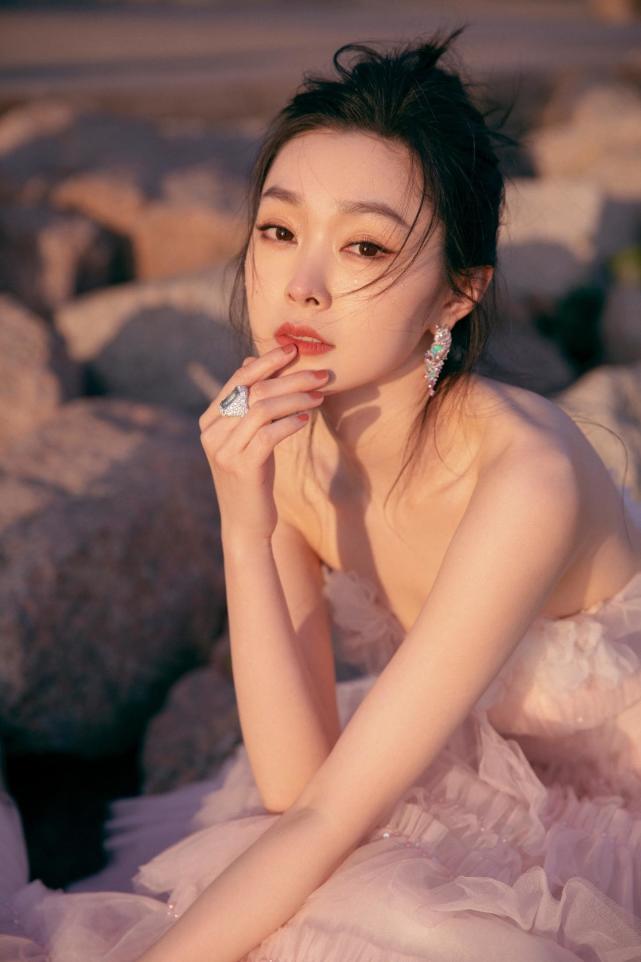 《赘婿》里美到冒泡的宋轶换上仙女裙,你更爱哪个?