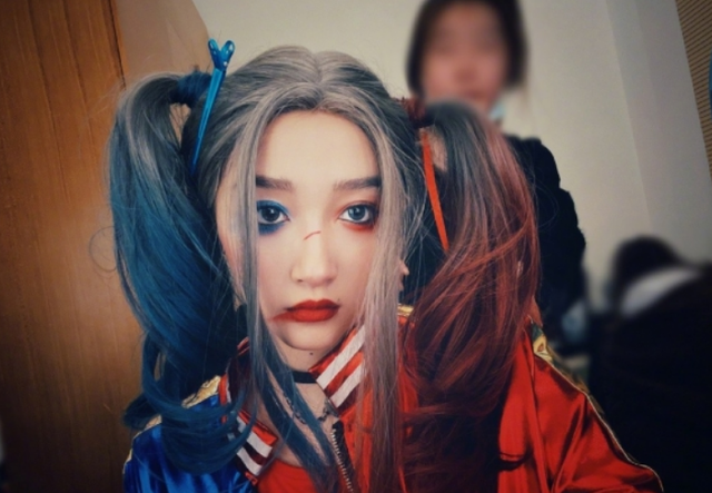 关晓彤cos小丑女,妆容俏皮可爱,神态极其还原