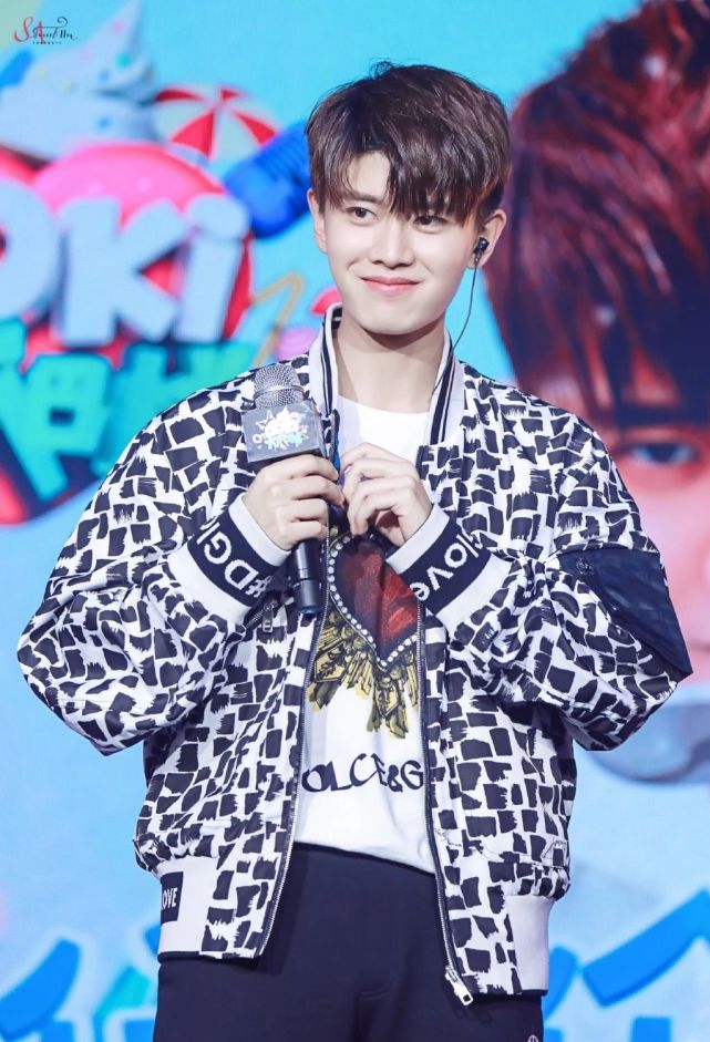 任嘉伦壁纸:你的笑容那么好看,恰好与春风撞了个满怀