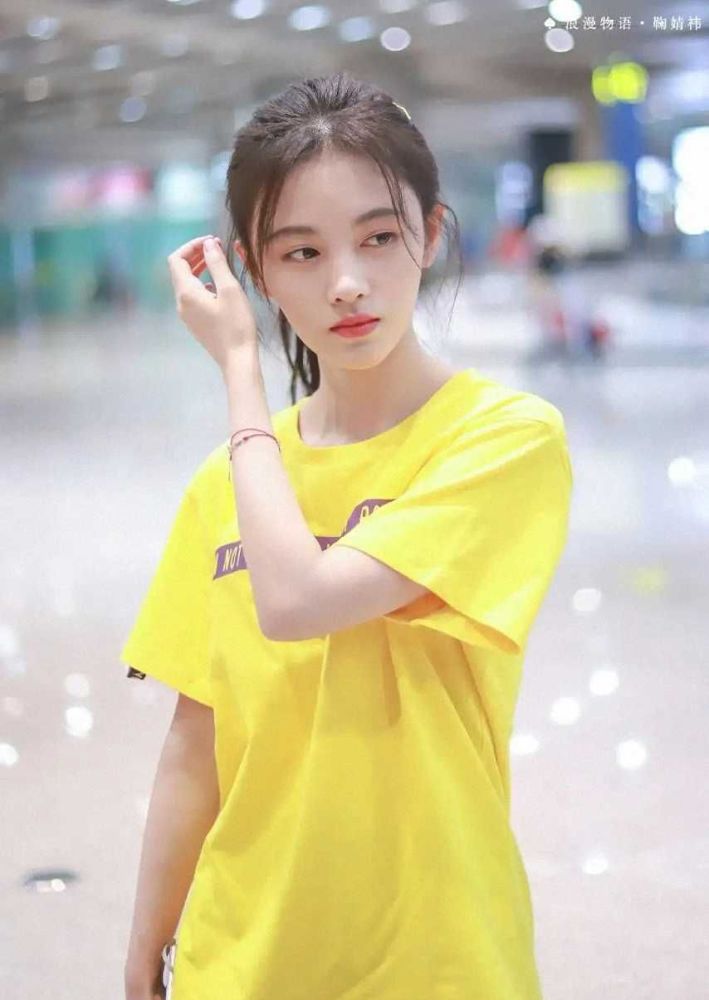 鞠婧祎性感写真照穿衣大胆放得开身材曲线真迷人