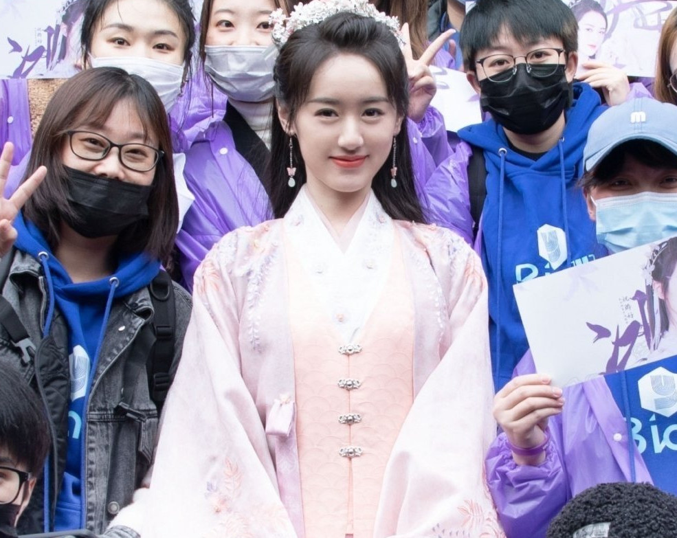 袁冰妍新剧开机,霸气郡主倒追闷骚男主,男主锦衣卫扮相太帅了!