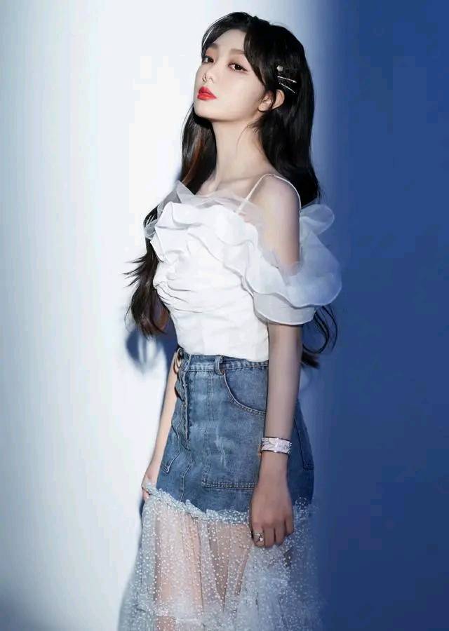 火箭少女101成员李紫婷身材真的是满分,那穿搭又是几分呢_腾讯新闻