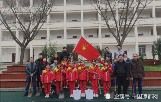 六枝特区第九小学开展2021年植树节活动