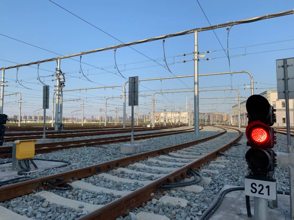 道岔,信号机,进路三者之间的相互制约称为联锁,联锁可以确保列车日常