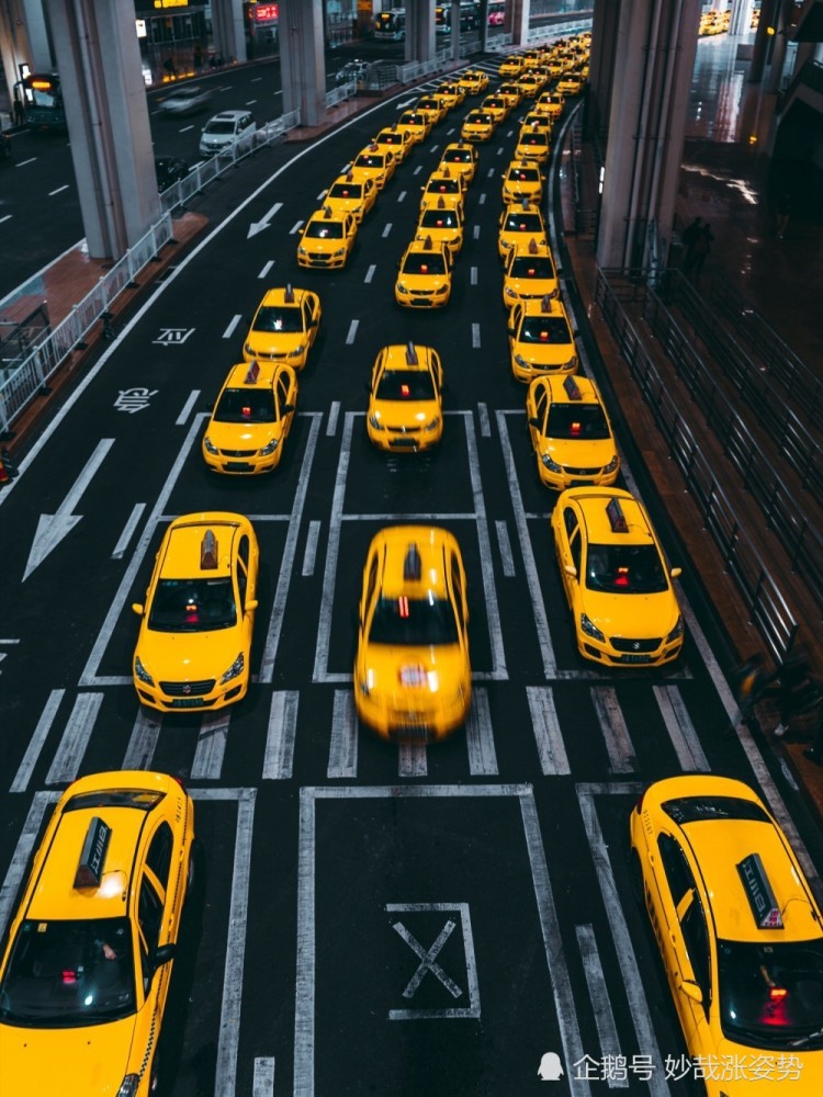重庆拍照|江北机场t3出租车机位个人特别喜欢重庆的小黄车,色彩亮丽