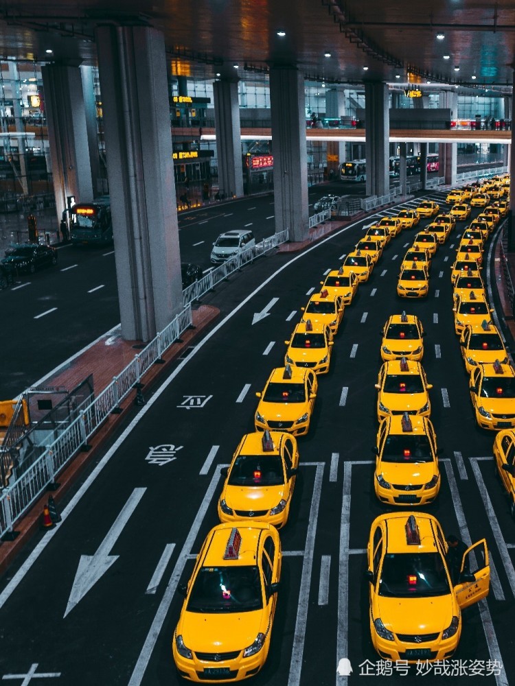 重庆拍照|江北机场t3出租车机位个人特别喜欢重庆的小黄车,色彩亮丽