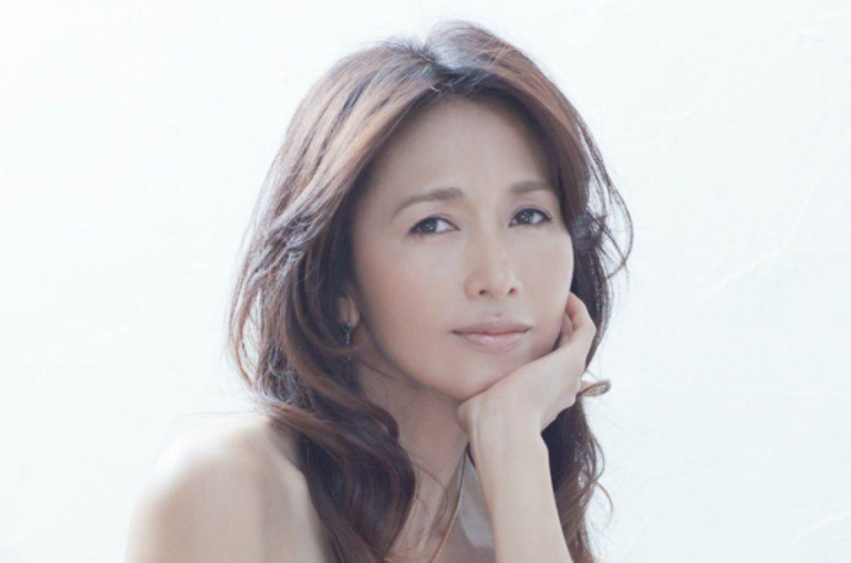 年过半百的工藤静香,素颜曝光老态明显,虽容颜老去却依旧优雅
