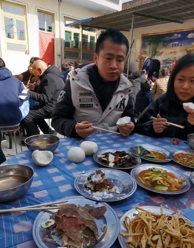 戏骨李嘉明被指没素质!农村大席与老太抢菜,直接往红塑料袋里倒