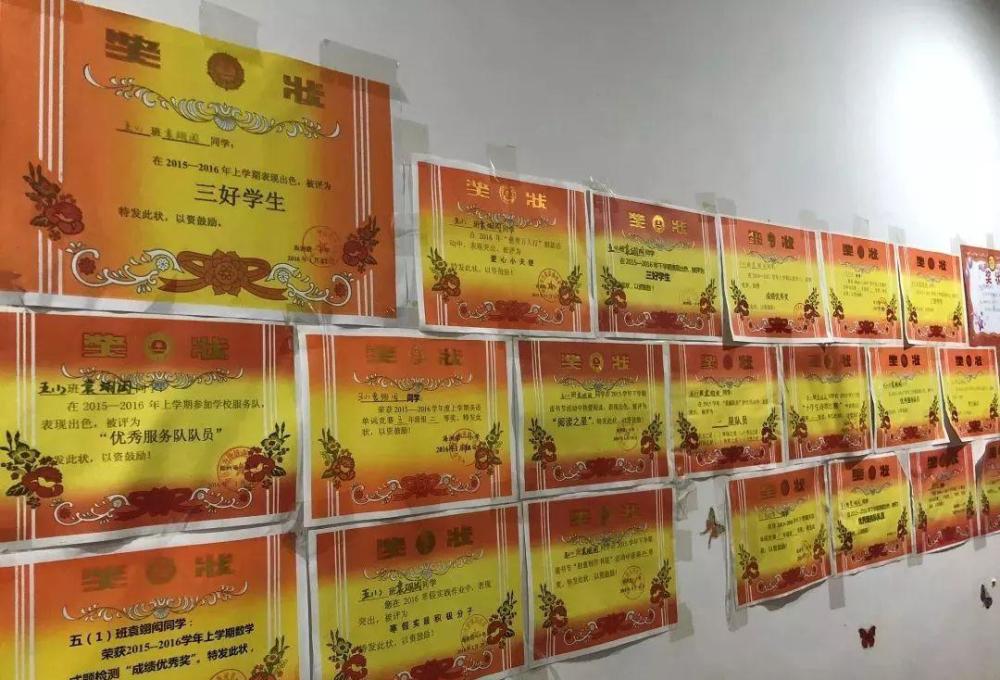 孩子的奖状贴满墙,宝妈却一脸不高兴:换谁都不高兴