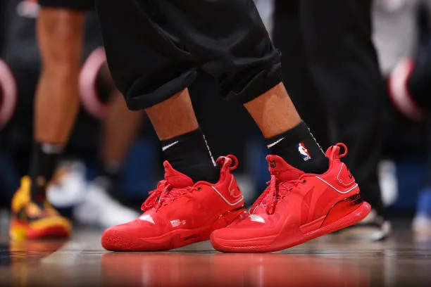 nba球员上脚:curry8生日配色,李宁匹克安踏球鞋都有