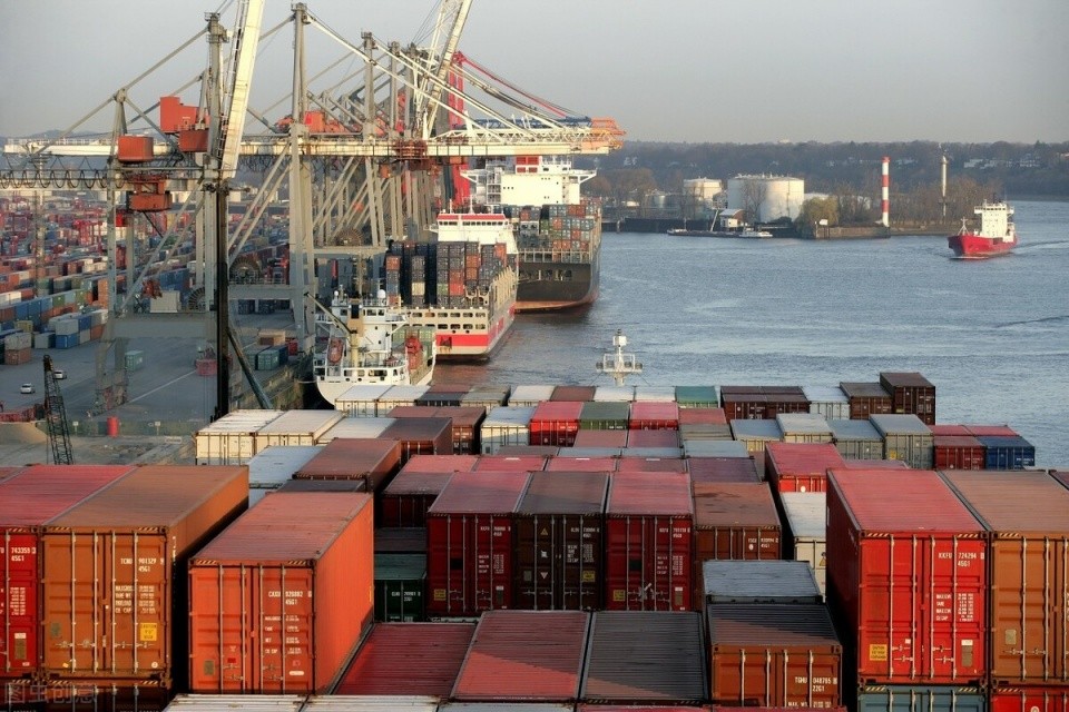 上月末,洛杉矶港开始鼓励集装箱船转向美国西海岸其它港口,以减少目前