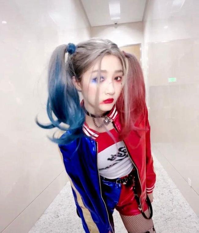 关晓彤cos小丑女,看到全身照,这身高简直了!